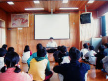 写真 関屋小学校での講演の様子