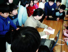 写真 総合学習で子どもたちと点字の学習